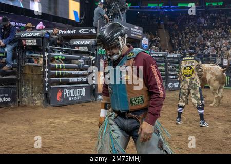 NEW YORK, NEW YORK - JANVIER 06 : Ednei Caminhas manèges Man Hater pendant le professionnel Bull Riders 2023 déchaînez l'événement de la Bête au Madison Square Garden sur 6 janvier 2023 à New York. Crédit : Ron Adar/Alay Live News Banque D'Images