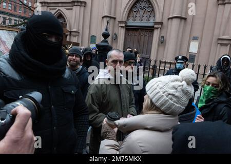 New York, New York, États-Unis. 7th janvier 2023. Franciscan Friar Christopher 'Fidelis' Moscinski, défenseur de la vie professionnelle de la basilique de la vieille cathédrale Saint-Patrick, est en conflit avec des manifestants pro-choix lors de leur manifestation mensuelle convergeant vers le bureau de la parentalité prévu à quelques pâtés de maisons au nord de l'église sur les rues Mott et Bleeker à New York. (Credit image: © Brian Branch Price/ZUMA Press Wire) Credit: ZUMA Press, Inc./Alay Live News Banque D'Images