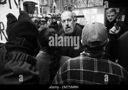 New York, New York, États-Unis. 7th janvier 2023. Un Friar Christopher franciscain et un défenseur de la vie pro de la basilique de la vieille cathédrale Saint-Patrick, affronte des manifestants pro-Choice lors de leur manifestation mensuelle convergeant sur le bureau de la parentalité prévu à quelques pâtés de maisons au nord de l'église sur les rues Mott et Bleeker à New York. (Credit image: © Brian Branch Price/ZUMA Press Wire) Credit: ZUMA Press, Inc./Alay Live News Banque D'Images