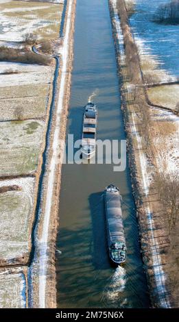 Vue aérienne de deux barges dans le canal de l'Elbe Luebeck en hiver, canal, barge, hiver, transport, voie navigable, logistique, étroite, passage Banque D'Images