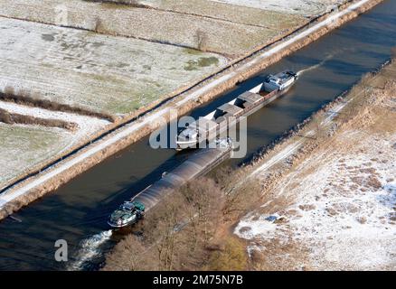 Vue aérienne de deux barges dans le canal de l'Elbe Luebeck en hiver, canal, barge, hiver, transport, voie navigable, logistique, étroite, passage Banque D'Images