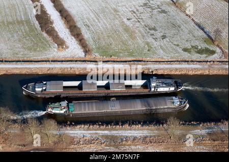 Vue aérienne de deux barges dans le canal de l'Elbe Luebeck en hiver, canal, barge, hiver, transport, voie navigable, logistique, étroite, passage Banque D'Images