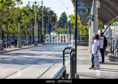 Personnes avec masque, Corona, tram, port de San Francisco, Californie, ÉTATS-UNIS Banque D'Images