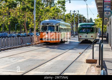 Personnes avec masque, Corona, tram, port de San Francisco, Californie, ÉTATS-UNIS Banque D'Images