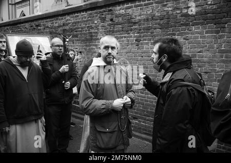 New York, New York, États-Unis. 7th janvier 2023. Franciscan Friar Christopher 'Fidelis' Moscinski, défenseur de la vie professionnelle de la basilique de la vieille cathédrale Saint-Patrick, est en conflit avec des manifestants pro-choix lors de leur manifestation mensuelle convergeant vers le bureau de la parentalité prévu à quelques pâtés de maisons au nord de l'église sur les rues Mott et Bleeker à New York. (Credit image: © Brian Branch Price/ZUMA Press Wire) Credit: ZUMA Press, Inc./Alay Live News Banque D'Images