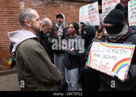 New York, New York, États-Unis. 7th janvier 2023. Franciscan Friar Christopher 'Fidelis' Moscinski, défenseur de la vie professionnelle de la basilique de la vieille cathédrale Saint-Patrick, est en conflit avec des manifestants pro-choix lors de leur manifestation mensuelle convergeant vers le bureau de la parentalité prévu à quelques pâtés de maisons au nord de l'église sur les rues Mott et Bleeker à New York. (Credit image: © Brian Branch Price/ZUMA Press Wire) Credit: ZUMA Press, Inc./Alay Live News Banque D'Images