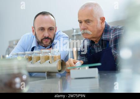 deux hommes qui regardent des échantillons en laboratoire de contrôle qualité Banque D'Images