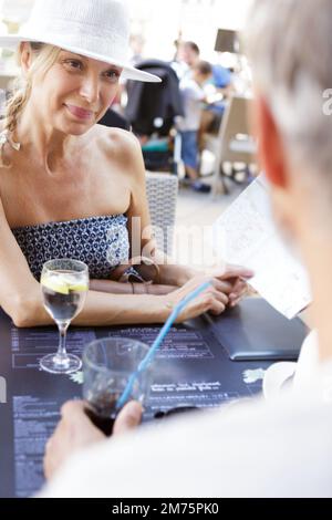 un couple de personnes âgées se régaler dans un restaurant en plein air Banque D'Images