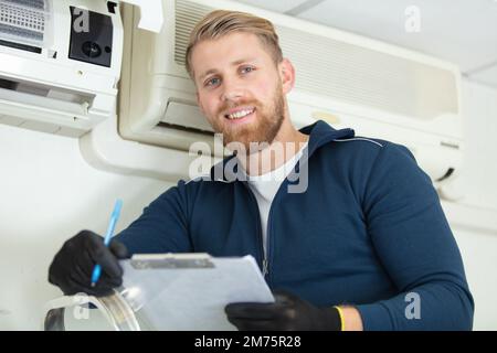 technicien professionnel chargé de l'entretien du climatiseur à l'intérieur Banque D'Images