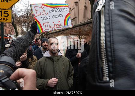 New York, New York, États-Unis. 7th janvier 2023. Franciscan Friar Christopher 'Fidelis' Moscinski, défenseur de la vie professionnelle de la basilique de la vieille cathédrale Saint-Patrick, est en conflit avec des manifestants pro-choix lors de leur manifestation mensuelle convergeant vers le bureau de la parentalité prévu à quelques pâtés de maisons au nord de l'église sur les rues Mott et Bleeker à New York. (Credit image: © Brian Branch Price/ZUMA Press Wire) Credit: ZUMA Press, Inc./Alay Live News Banque D'Images