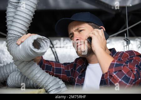 spécialiste du nettoyage de la ventilation au travail réparation système de ventilation cvc Banque D'Images