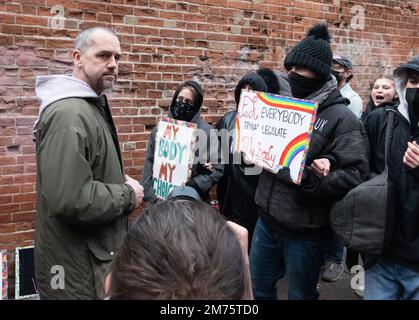 New York, New York, États-Unis. 7th janvier 2023. Franciscan Friar Christopher 'Fidelis' Moscinski, défenseur de la vie professionnelle de la basilique de la vieille cathédrale Saint-Patrick, est en conflit avec des manifestants pro-choix lors de leur manifestation mensuelle convergeant vers le bureau de la parentalité prévu à quelques pâtés de maisons au nord de l'église sur les rues Mott et Bleeker à New York. (Credit image: © Brian Branch Price/ZUMA Press Wire) Credit: ZUMA Press, Inc./Alay Live News Banque D'Images