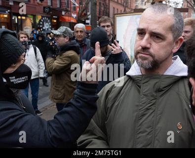 New York, New York, États-Unis. 7th janvier 2023. Un manifestant se heurte à Franciscan Friar Christopher 'Fidelis' Moscinski, un défenseur de la vie professionnelle de la basilique de la vieille cathédrale Saint-Patrick, à l'extérieur de l'église, lors de leur manifestation mensuelle convergeant sur le bureau de parentalité prévu à quelques pâtés de maisons au nord de l'église sur les rues Mott et Bleeker à New York. (Credit image: © Brian Branch Price/ZUMA Press Wire) Credit: ZUMA Press, Inc./Alay Live News Banque D'Images