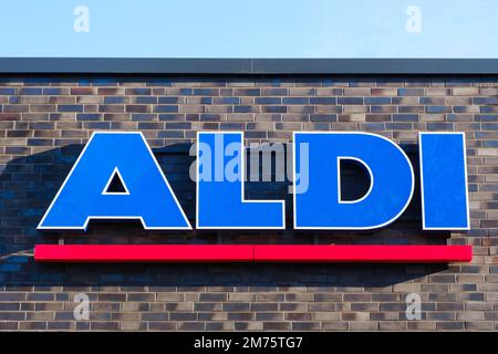 Signe et logo ALDI sur une façade, Aldi Nord, discounter, Rhénanie-du-Nord-Westphalie, Allemagne Banque D'Images