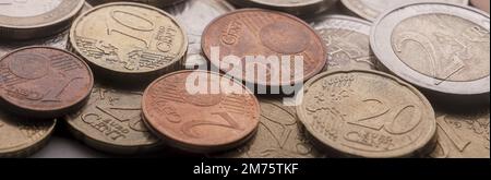 gros plan d'une poignée de pièces sur la table. Panorama des pièces éparpillées. centimes d'euro Banque D'Images