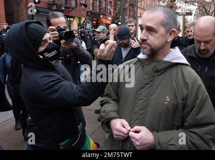 New York, New York, États-Unis. 7th janvier 2023. Un manifestant se heurte à Franciscan Friar Christopher 'Fidelis' Moscinski, un défenseur de la vie professionnelle de la basilique de la vieille cathédrale Saint-Patrick, à l'extérieur de l'église, lors de leur manifestation mensuelle convergeant sur le bureau de parentalité prévu à quelques pâtés de maisons au nord de l'église sur les rues Mott et Bleeker à New York. (Credit image: © Brian Branch Price/ZUMA Press Wire) Credit: ZUMA Press, Inc./Alay Live News Banque D'Images