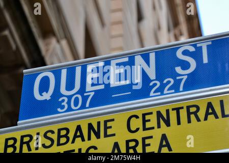 Un panneau indiquant le Queen Street Mall de Brisbane et la rue commerçante et de divertissement avec un bâtiment historique en grès en arrière-plan est inféotionnel Banque D'Images
