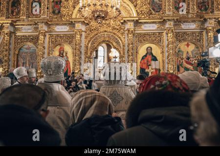 Kiev, Ukraine. 07th janvier 2023. Nicolas Cleuet / le Pictorium - UKR - guerre Ukraine - Kiev - Messe orthodoxe de la Nativité - Église de la domination, Monastère des Grottes - 7/1/2023 - Ukraine / Kiev ; Kiev / Kiev - Service historique de célébration de la naissance de Jésus par le Patriarche Epihpane de l'Eglise orthodoxe ukrainienne dans l'Eglise de la domination dans le Monastère des Grottes, repris par l'église attachée au Patriarcat de Moscou crédit: LE PICTORIUM/Alay Live News Banque D'Images