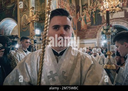 Kiev, Ukraine. 07th janvier 2023. Nicolas Cleuet / le Pictorium - UKR - guerre Ukraine - Kiev - Messe orthodoxe de la Nativité - Église de la domination, Monastère des Grottes - 7/1/2023 - Ukraine / Kiev ; Kiev / Kiev - Service historique de célébration de la naissance de Jésus par le Patriarche Epihpane de l'Eglise orthodoxe ukrainienne dans l'Eglise de la domination dans le Monastère des Grottes, repris par l'église attachée au Patriarcat de Moscou crédit: LE PICTORIUM/Alay Live News Banque D'Images