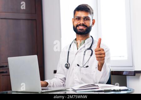 étudiant en médecine hispanique sous un manteau blanc avec stéthoscope en clinique Banque D'Images
