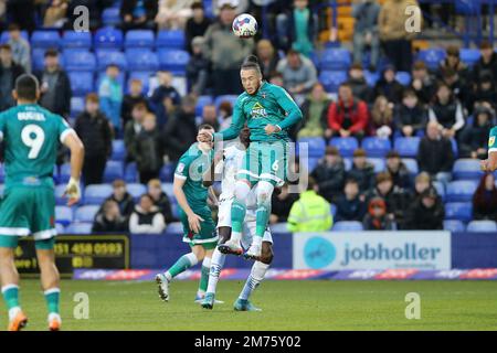 Birkenhead, Royaume-Uni. 07th janvier 2023. Louis John de Sutton United prend sa tête au ballon. EFL Skybet deuxième match de football, Tranmere Rovers contre Sutton Utd au parc de Prenton, Birkenhead, Wirral, le samedi 7th janvier 2023. Cette image ne peut être utilisée qu'à des fins éditoriales. Utilisation éditoriale uniquement, licence requise pour une utilisation commerciale. Aucune utilisation dans les Paris, les jeux ou les publications d'un seul club/ligue/joueur.pic par Chris Stading/Andrew Orchard sports Photography/Alamy Live News crédit: Andrew Orchard sports Photography/Alamy Live News Banque D'Images