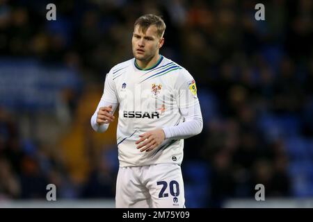 Birkenhead, Royaume-Uni. 07th janvier 2023. Elliott Nevitt de Tranmere Rovers regarde. EFL Skybet deuxième match de football, Tranmere Rovers contre Sutton Utd au parc de Prenton, Birkenhead, Wirral, le samedi 7th janvier 2023. Cette image ne peut être utilisée qu'à des fins éditoriales. Utilisation éditoriale uniquement, licence requise pour une utilisation commerciale. Aucune utilisation dans les Paris, les jeux ou les publications d'un seul club/ligue/joueur.pic par Chris Stading/Andrew Orchard sports Photography/Alamy Live News crédit: Andrew Orchard sports Photography/Alamy Live News Banque D'Images