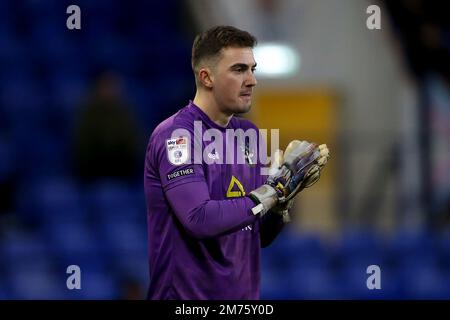 Birkenhead, Royaume-Uni. 07th janvier 2023. Jack Rose, le gardien de but de Sutton United, regarde dessus. EFL Skybet deuxième match de football, Tranmere Rovers contre Sutton Utd au parc de Prenton, Birkenhead, Wirral, le samedi 7th janvier 2023. Cette image ne peut être utilisée qu'à des fins éditoriales. Utilisation éditoriale uniquement, licence requise pour une utilisation commerciale. Aucune utilisation dans les Paris, les jeux ou les publications d'un seul club/ligue/joueur.pic par Chris Stading/Andrew Orchard sports Photography/Alamy Live News crédit: Andrew Orchard sports Photography/Alamy Live News Banque D'Images