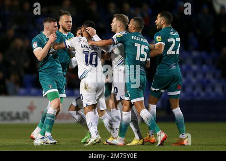 Birkenhead, Royaume-Uni. 07th janvier 2023. Les tempers s'éclaient entre les deux jeux de joueurs. EFL Skybet deuxième match de football, Tranmere Rovers contre Sutton Utd au parc de Prenton, Birkenhead, Wirral, le samedi 7th janvier 2023. Cette image ne peut être utilisée qu'à des fins éditoriales. Utilisation éditoriale uniquement, licence requise pour une utilisation commerciale. Aucune utilisation dans les Paris, les jeux ou les publications d'un seul club/ligue/joueur.pic par Chris Stading/Andrew Orchard sports Photography/Alamy Live News crédit: Andrew Orchard sports Photography/Alamy Live News Banque D'Images