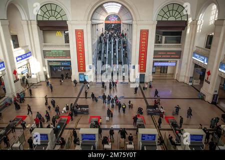 Wuhan, Hubei, Chine. 7th janvier 2023. Les passagers vus à la gare de Hankow le premier jour du festival du printemps chinois se précipitent à Wuhan. Environ 6,3 millions de voyages de passagers devraient être effectués en Chine samedi, le premier jour de la course de voyage du Festival de printemps de cette année, a déclaré l'opérateur ferroviaire national China State Railway Group. La Chine a récemment optimisé sa gestion de la lutte contre les épidémies et les mesures épidémiques pour les voyages ont également été optimisées le mois dernier. Les voyageurs n'ont plus besoin de résultats de tests négatifs sur les acides nucléiques ni de codes de santé, ne sont plus tenus de subir de tests sur les acides nucléiques Banque D'Images