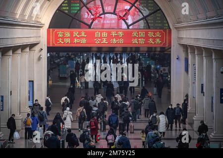 Wuhan, Hubei, Chine. 7th janvier 2023. Les passagers transportant leurs bagages vus à la gare de Hankow le premier jour du festival du printemps chinois se précipitent à Wuhan. Environ 6,3 millions de voyages de passagers devraient être effectués en Chine samedi, le premier jour de la course de voyage du Festival de printemps de cette année, a déclaré l'opérateur ferroviaire national China State Railway Group. La Chine a récemment optimisé sa gestion de la lutte contre les épidémies et les mesures épidémiques pour les voyages ont également été optimisées le mois dernier. Les voyageurs n'ont plus besoin de résultats négatifs de tests d'acide nucléique ou de codes de santé, ne sont pas tenus de se faire une demande de l'onu Banque D'Images