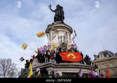 Paris, France. 07th janvier 2023. Julien Mattia / le Pictorium - Nouvelle marche kurde à la mémoire des victimes, à Paris, Le 7 janvier 2023 - 7/1/2023 - France / Paris / Paris - des milliers de personnes à la marche de 7 janvier sur la place de la République à la mémoire des Kurdes assassinés à Paris. Cette marche annuelle, qui réunit la communauté kurde depuis 2013, vient peu après le choc du meurtre de trois Kurdes dans le centre de Paris en décembre 2022. Credit: LE PICTORIUM / Alamy Live News Banque D'Images