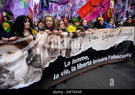 Paris, France. 07th janvier 2023. Julien Mattia / le Pictorium - Nouvelle marche kurde à la mémoire des victimes, à Paris, Le 7 janvier 2023 - 7/1/2023 - France / Paris / Paris - des milliers de personnes à la marche de 7 janvier sur la place de la République à la mémoire des Kurdes assassinés à Paris. Cette marche annuelle, qui réunit la communauté kurde depuis 2013, vient peu après le choc du meurtre de trois Kurdes dans le centre de Paris en décembre 2022. Credit: LE PICTORIUM / Alamy Live News Banque D'Images