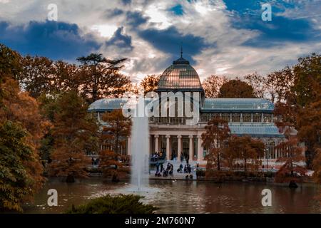 coucher de soleil sur le palais de cristal avec les reflets dans le lac dans la ville de madrid Banque D'Images