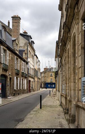 ALENCON, FRANCE - 28th DÉCEMBRE 2023 : maisons dans une rue par une journée d'hiver nuageux, Nomandy Banque D'Images