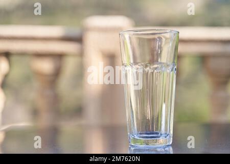 Vider le gobelet en verre transparent sur la table Banque D'Images