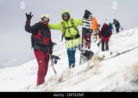 Kaltenbach ​Hochfugen, Autriche - 11 janvier 2020 : groupe de snowboarders sur un freeride dans les Alpes enneigées Banque D'Images