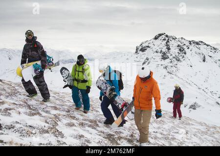 Kaltenbach ​Hochfugen, Autriche - 11 janvier 2020 : groupe de snowboarders sur un freeride dans les Alpes enneigées Banque D'Images