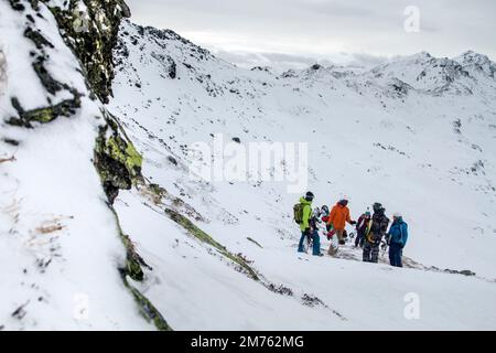 Kaltenbach ​Hochfugen, Autriche - 11 janvier 2020 : groupe de snowboarders sur un freeride dans les Alpes enneigées Banque D'Images
