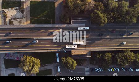 Vue aérienne du pont routier traversant la Sava. Belgrade. Route sur le pont avec des voitures en mouvement vue vers le bas. Banque D'Images