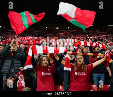 Liverpool, Royaume-Uni. 07th janvier 2023. Les fans de Liverpool accueillent leur équipe avant le match de troisième tour de la coupe Emirates FA Liverpool contre Wolverhampton Wanderers à Anfield, Liverpool, Royaume-Uni, 7th janvier 2023 (photo de Steve Flynn/News Images) à Liverpool, Royaume-Uni, le 1/7/2023. (Photo de Steve Flynn/News Images/Sipa USA) crédit: SIPA USA/Alay Live News Banque D'Images