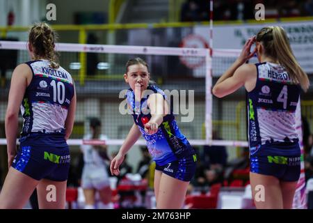 Céline Van Gestel #7 de il Bisonte Firenze gestes pendant Volley Serie Un match de volley-ball féminin 2022/23 entre UYBA Unet E-work Busto Arsizio et il Bisonte Firenze à E-work Arena, Busto Arsizio, Italie sur 07 janvier 2023 Banque D'Images