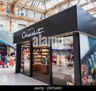 Recherche dans un magasin Hotel chocolat à Londres, Royaume-Uni Banque D'Images