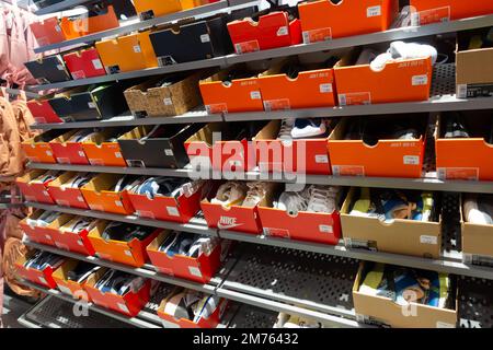 Rangée de baskets nike en boîte exposées, royaume-uni Banque D'Images