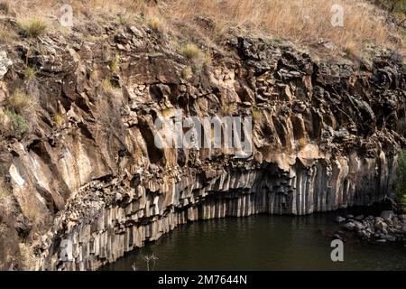 La piscine Hexagon Breichat HaMeshushim est une piscine naturelle située près de la rivière Meshushim, dans la réserve naturelle de la forêt de Yehudiya, au centre du plateau du Golan. Israël Banque D'Images