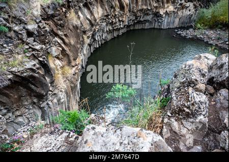 La piscine Hexagon Breichat HaMeshushim est une piscine naturelle située près de la rivière Meshushim, dans la réserve naturelle de la forêt de Yehudiya, au centre du plateau du Golan. Israël Banque D'Images