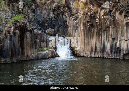 La piscine Hexagon Breichat HaMeshushim est une piscine naturelle située près de la rivière Meshushim, dans la réserve naturelle de la forêt de Yehudiya, au centre du plateau du Golan. Israël Banque D'Images