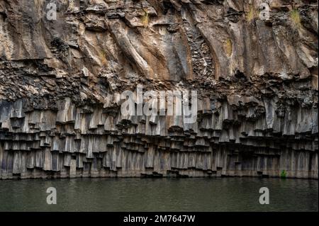 La piscine Hexagon Breichat HaMeshushim est une piscine naturelle située près de la rivière Meshushim, dans la réserve naturelle de la forêt de Yehudiya, au centre du plateau du Golan. Israël Banque D'Images