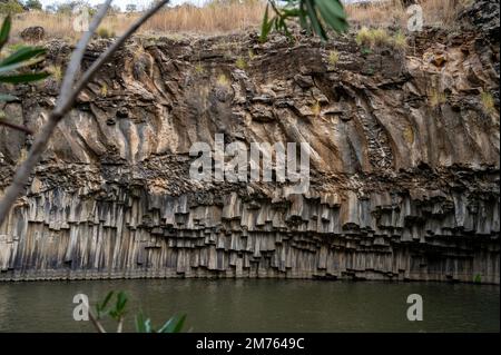 La piscine Hexagon Breichat HaMeshushim est une piscine naturelle située près de la rivière Meshushim, dans la réserve naturelle de la forêt de Yehudiya, au centre du plateau du Golan. Israël Banque D'Images