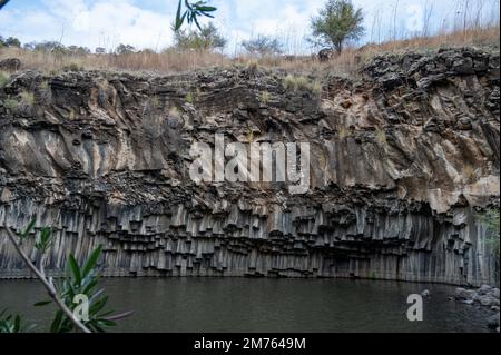 La piscine Hexagon Breichat HaMeshushim est une piscine naturelle située près de la rivière Meshushim, dans la réserve naturelle de la forêt de Yehudiya, au centre du plateau du Golan. Israël Banque D'Images