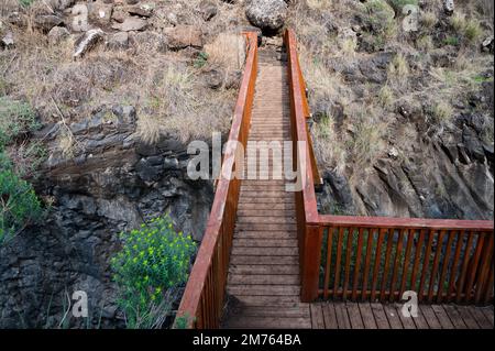 Pont sur le ruisseau de montagne Meshushim. Nahal Meshushim. Roches sous forme de colonnes de basalte hexagonales. Israël Banque D'Images